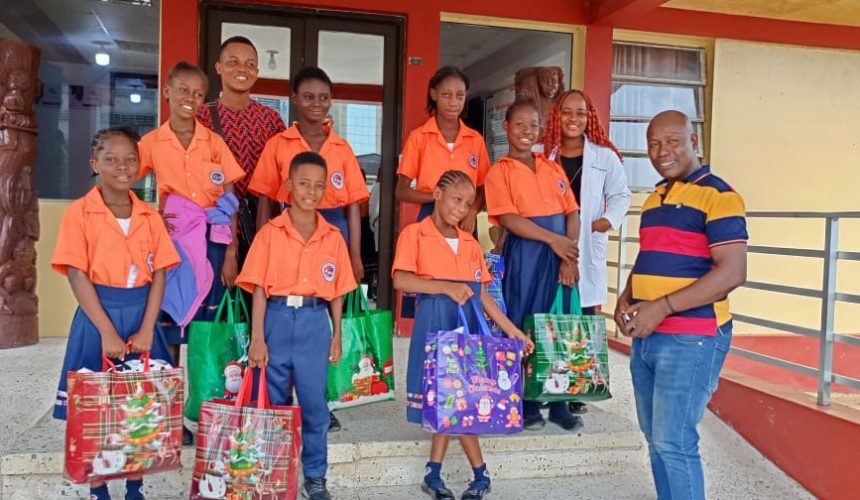 School Kids Donate Christmas Gifts to Pediatric Patients