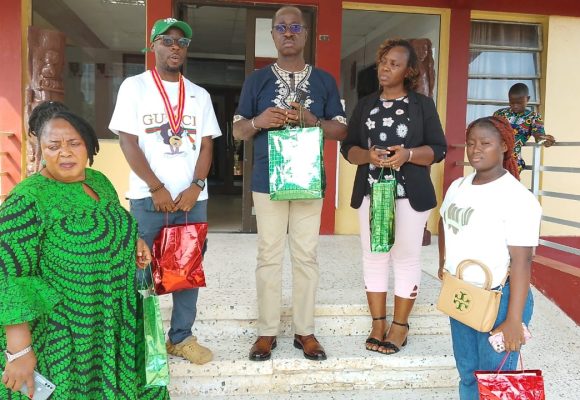 Today the Rotary club Monrovia Suana brought Christmas gifts for children in the JFKMC