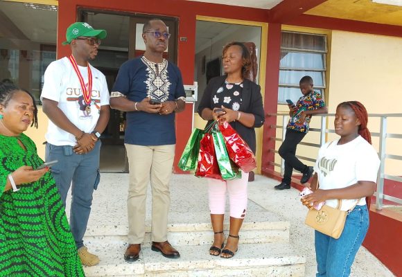Today the Rotary club Monrovia Suana brought Christmas gifts for children in the JFKMC